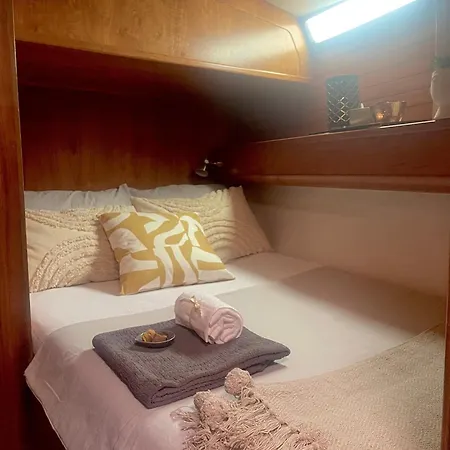 On - Sailboat Botel Lisbona