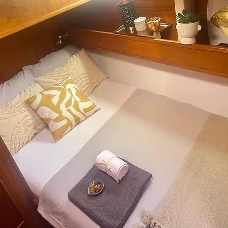 Botel On - Sailboat Lisbona