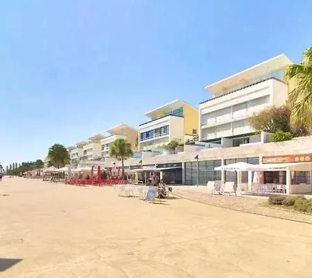 On - Sailboat Hotel na wodzie