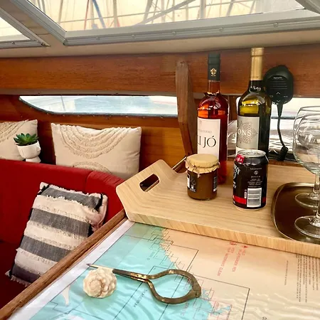 Hotel na wodzie On - Sailboat