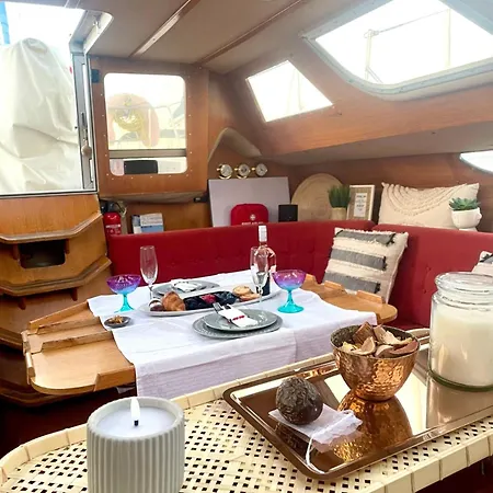 On - Sailboat 보트호텔 *