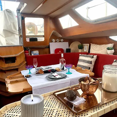 On - Sailboat Bateau-hôtel *