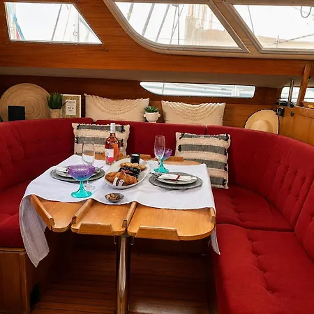 On - Sailboat Hotel en barco *