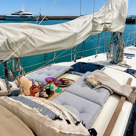 On - Sailboat Hotel en barco *