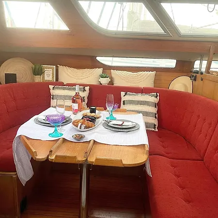 On - Sailboat Πλωτό κατάλυμα